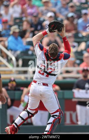 Fort Myers, FL : Ryan Jeffers (27), attrapeur des Twins du Minnesota, attrape un pop up de la batte du deuxième joueur de base des Rays de Tampa Bay, Amed Rosario (10) pendant un ML Banque D'Images