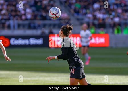 Los Angeles, États-Unis. 17 mars 2024. Los Angeles, États-Unis, 17 mars 2024 : Paige Nielsen (14 Angel City FC) dirige le ballon lors de la première moitié d'un match de saison régulière de la Ligue nationale féminine de soccer contre le Bay FC au BMO Stadium de Los Angeles, CA., États-Unis (USAGE ÉDITORIAL SEULEMENT). (Victor M. Posadas/SPP) crédit : SPP Sport Press photo. /Alamy Live News Banque D'Images