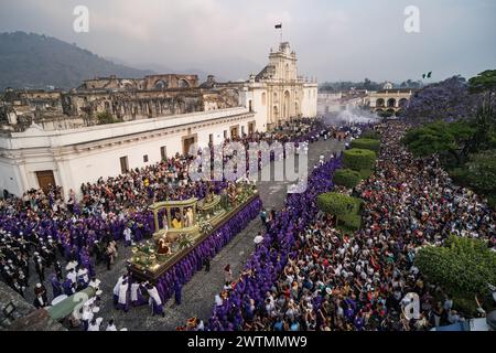 Antigua Guatemala, Guatemala. 18 mars 2024. Procession de la semaine Sainte sur la place centrale de la ville, entourée de centaines de fidèles catholiques. La célébration du Carême et de la semaine Sainte au Guatemala est le patrimoine culturel immatériel de l’humanité par l’UNESCO. La procession de Jésus du Nazaréen de la chute de San Bartolomé Becerra de la ville d'Antigua Guatemala traverse les rues entourées de milliers de paroissiens pendant le cinquième dimanche de Carême. Crédit : SOPA images Limited/Alamy Live News Banque D'Images