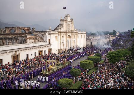 Antigua Guatemala, Guatemala. 18 mars 2024. Procession de la semaine Sainte sur la place centrale de la ville, entourée de centaines de fidèles catholiques devant la cathédrale. La célébration du Carême et de la semaine Sainte au Guatemala est le patrimoine culturel immatériel de l’humanité par l’UNESCO. La procession de Jésus du Nazaréen de la chute de San Bartolomé Becerra de la ville d'Antigua Guatemala traverse les rues entourées de milliers de paroissiens pendant le cinquième dimanche de Carême. Crédit : SOPA images Limited/Alamy Live News Banque D'Images