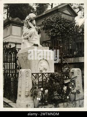 Photo vintage en noir et blanc du tombeau du compositeur polonais Frédéric Chopin au cimetière du Père Lachaise, Paris, France Banque D'Images