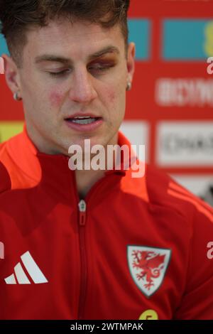 Cardiff, Royaume-Uni. 18 mars 2024. Joe Rodon, du pays de Galles, s'adresse aux médias. Session de presse du joueur de l'équipe de football du pays de Galles au St.Fagans, Cardiff au sud du pays de Galles le lundi 18 mars 2024. L'équipe se prépare en amont du match de qualification de l'UEFA Euro 2024 contre la Finlande cette semaine. photo par Andrew Orchard/Andrew Orchard photographie sportive/ Alamy Live News crédit : Andrew Orchard photographie sportive/Alamy Live News Banque D'Images