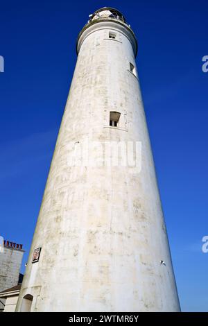 En regardant la tour du phare de St Marys depuis sa base sur St Marys Island Banque D'Images