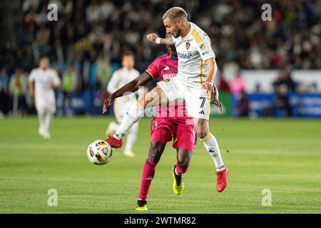 Le milieu de terrain de Los Angeles Galaxy Diego Fagúndez (7 ans) est défendu par parfait Le défenseur de Louis City Joshua Yaro (15 ans) lors d’un match en MLS, samedi 16 mars 2024, Banque D'Images