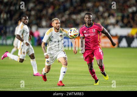 Le milieu de terrain de Los Angeles Galaxy Diego Fagúndez (7 ans) est défendu par parfait Le défenseur de Louis City Joshua Yaro (15 ans) lors d’un match en MLS, samedi 16 mars 2024, Banque D'Images