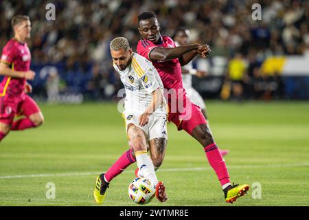 Le milieu de terrain de Los Angeles Galaxy Diego Fagúndez (7 ans) est défendu par parfait Le défenseur de Louis City Joshua Yaro (15 ans) lors d’un match en MLS, samedi 16 mars 2024, Banque D'Images