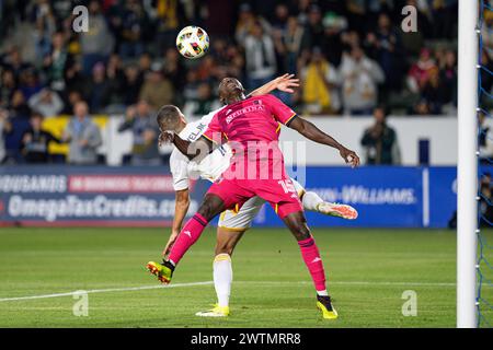 Prog Le défenseur de Louis City Joshua Yaro (15 ans) défie l'attaquant Dejan Joveljić (9 ans) de Los Angeles Galaxy lors d'un match en MLS, samedi 16 mars 2024, au Banque D'Images