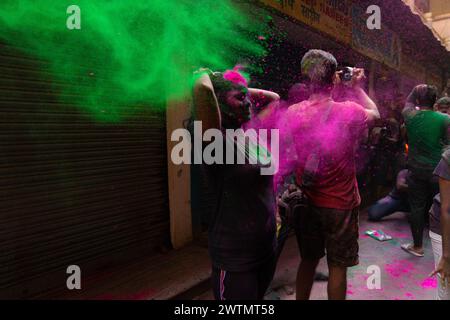 Chennai, Tamilnadu Inde - 08 mars 2023 : Holi rue colorée célébration par un grand nombre de personnes locales dans la rue Mint, Holi festival portrait ou Banque D'Images