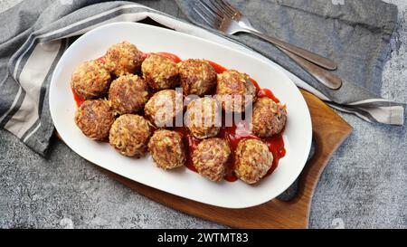 Boulettes de viande en sauce tomate aigre-douce. Vue de dessus . Banque D'Images
