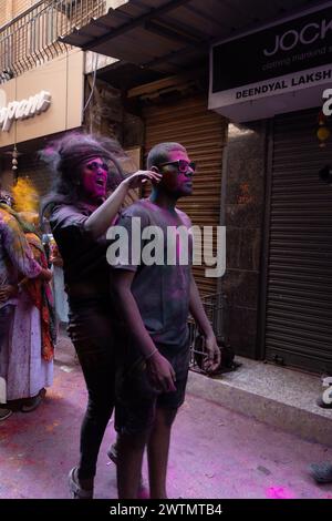 Chennai, Tamilnadu Inde - 08 mars 2023 : Holi rue colorée célébration par un grand nombre de personnes locales dans la rue Mint, Holi festival portrait ou Banque D'Images