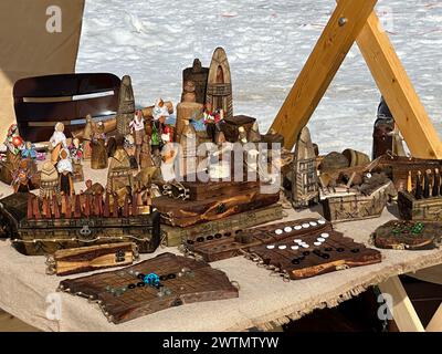 Souzdal, Russie, 16 mars 2024 vente de souvenirs fabriqués à partir de différents types de bois, art populaire, fait à la main. Vitrines avec l'artisanat folklorique russe. Banque D'Images