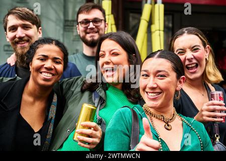 Londres, Angleterre, Royaume-Uni. 17 mars 2024. Les participants célèbrent la culture irlandaise lors de la parade de la St Patricks 2024 à Londres (crédit image : © Cal Ford/ZUMA Press Wire) USAGE ÉDITORIAL SEULEMENT! Non destiné à UN USAGE commercial ! Banque D'Images