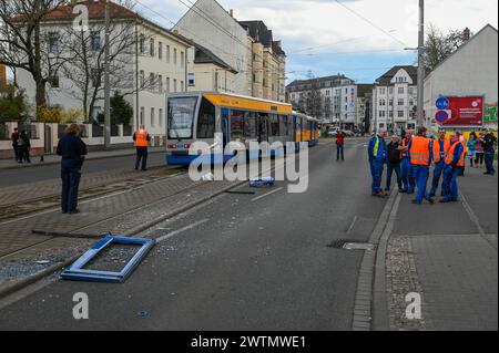 Leipzig - LKW rammt beim Abbiegen mit Auflieger Straßenbahn : Tausende Euro Schaden 15.03.2024 gegen 15 Uhr Leipzig, Delitzscher Straße Ein Unfall zwischen einem Lastwagen und einer Straßenbahn Hat am Freitagnachmittag zu einem immensen Sachschaden geführt. Nach ersten Angaben der Polizei War der 54-jährige Fahrer eines Lastwagens der Supermarkt-Kette Aldi auf der Delitzscher Straße stadteinwärts unterwegs, als er auf Höhe des Aldi-Marktes nach rechts auf den Parkplatz des Supermarktes abbiegen wollte. Dabei übersah er augenscheinlich, dass sein Auflieger sehr weit ausschwenkte und einen Straße Banque D'Images