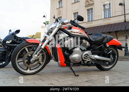 Varsovie, Pologne - 6 août 2023 : une moto Harley Davidson est garée dans un parking, vue de côté. Banque D'Images