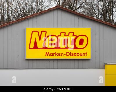 Logo Netto Marken-Discount signe du rabais alimentaire sur l'extérieur d'un bâtiment. Détaillant allemand pour l'épicerie et l'employeur. Banque D'Images