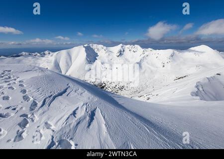 Vue de Baranec, Tatras de l'Ouest, Slovaquie. Beau paysage hivernal de montagnes est couvert par la neige en hiver. Temps ensoleillé avec s bleu clair Banque D'Images