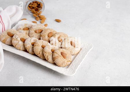 Biscuits aux amandes italiennes enrobés de sucre en poudre, délicieux biscuits stylisés dans une plaque en céramique avec serviette, pâte di mandorle, espace de copie Banque D'Images