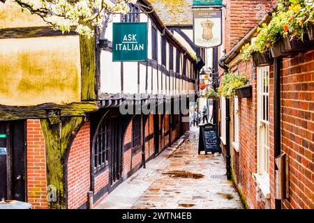 Royal Oak passage. La Royal Oak public House (R) et God Begot House (l). Winchester, Hampshire, Angleterre, Royaume-Uni, Europe Banque D'Images