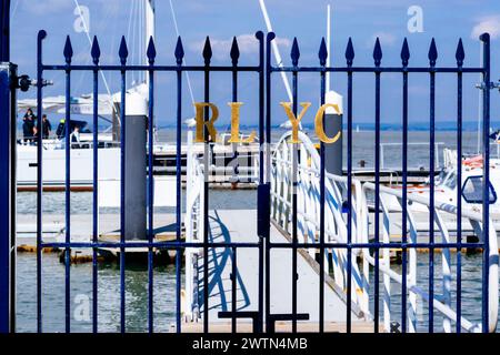 Jetée privée. Le Royal London Yacht Club, RLYC, situé sur la Parade, Cowes, île de Wight, Angleterre, Royaume-Uni, Europe Banque D'Images