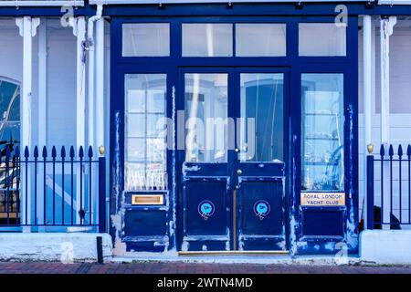 Le Royal London Yacht Club, RLYC, situé sur la Parade, Cowes, île de Wight, Angleterre, Royaume-Uni, Europe Banque D'Images