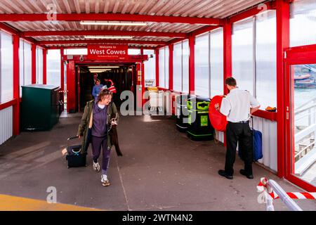 Arrivée des passagers. Ferries du terminal Red Funnel. Cowes, île de Wight, Angleterre, Royaume-Uni, Europe Banque D'Images