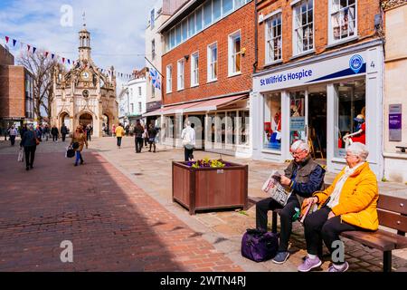 Calme East Street par un matin ensoleillé, en arrière-plan la Croix de Chichester. Chichester, West Sussex, South East, Angleterre, Royaume-Uni, Europe Banque D'Images