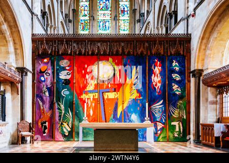 Maître-autel et John Piper Tapestry. La cathédrale de Chichester, anciennement connue sous le nom d'église cathédrale de la Sainte Trinité, est le siège du Bish anglican Banque D'Images