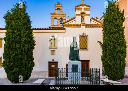 Façade du couvent des pauvres Clarisses de San Diego et au premier plan, le monument à l'archevêque Alonso Carrillo de Acuña, un homme politique espagnol Banque D'Images