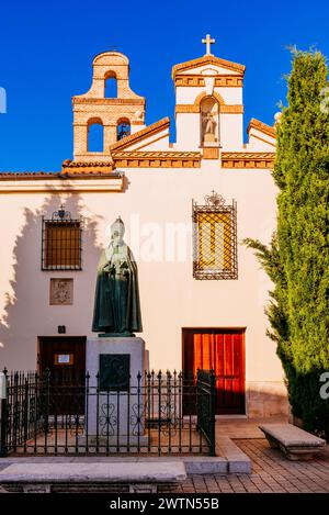 Façade du couvent des pauvres Clarisses de San Diego et au premier plan, le monument à l'archevêque Alonso Carrillo de Acuña, un homme politique espagnol Banque D'Images