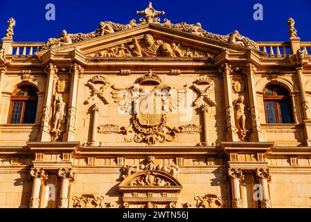 Armoiries de l'empereur Charles V et autres emblèmes allégoriques. Détail plateresque façade. Colegio Mayor de San Ildefonso - Collège Saint Ildephonse. Banque D'Images