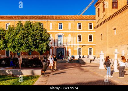 Edificio Cisneros - bâtiment Cisneros. Ancien bâtiment militaire, ancien couvent, aujourd'hui il appartient à l'Université. Université de Alcalá, Alcalá de H. Banque D'Images