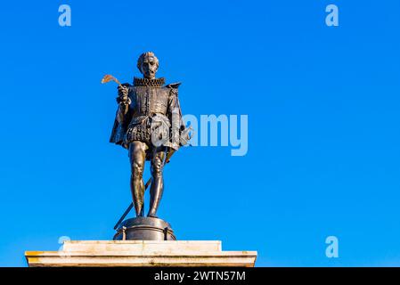 Statue de l'écrivain Miguel de Cervantes sur la Plaza de Cervantes à Alcalá de Henares. Alcalá de Henares, Comunidad de Madrid, Espagne, Europe Banque D'Images