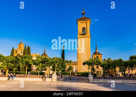 Vue sur la place Rodríguez Marín, à côté de la Plaza de Cervantes. Mise en valeur de la tour de l'ancienne église de Santa María la Mayor. Alcalá de Henare Banque D'Images