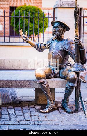 Détail du personnage de Don Quichotte. Groupe de sculptures de Don Quichotte et Sancho devant le Musée du lieu de naissance de Cervantes. Alcalá de Henares, Comunida Banque D'Images