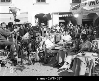 Une photo franche de l'actrice britannique JULIE CHRISTIE et ROLAND CURRAM avec JOHN SCHLESINGER et l'équipe de tournage filmant une scène à Capri pour DARLING 1965 réalisateur JOHN SCHLESINGER scénario FREDERIC RAPHAEL costume Design JULIE HARRIS musique JOHN DANKWORTH Vic-Appia films / Anglo Amalgamated Banque D'Images