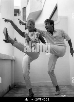 Une photo franche de l'actrice britannique JULIE CHRISTIE et ROLAND CURRAM lors du tournage de DARLING 1965 réalisateur JOHN SCHLESINGER scénario FREDERIC RAPHAEL costume Design JULIE HARRIS musique JOHN DANKWORTH Vic-Appia films / Anglo Amalgamated Banque D'Images