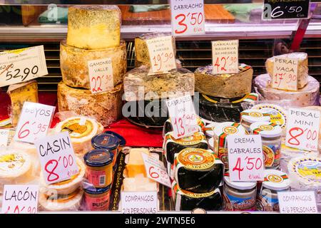 Sélection de fromages asturiens. Le marché El Fontán, anciennement connu sous le nom de marché du 19 octobre. Oviedo, Principado de Asturias, Espagne, Europe Banque D'Images