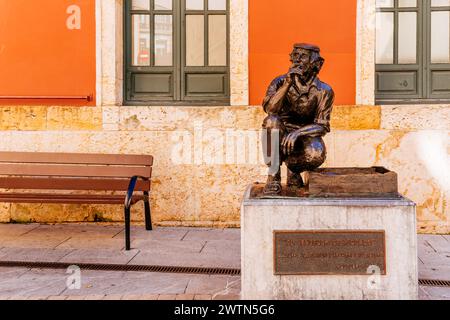 La sculpture urbaine connue sous le nom de vendeur de poissons, située sur la place Trascorrales. Oviedo, Principado de Asturias, Espagne, Europe Banque D'Images