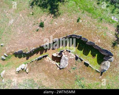 Zénith ou vue à vol d'oiseau du monolithe numéro 4, connu sous le nom de la Encina, qui fait partie du complexe dolmen Gabrieles, dans la municipalité Valverde del C. Banque D'Images