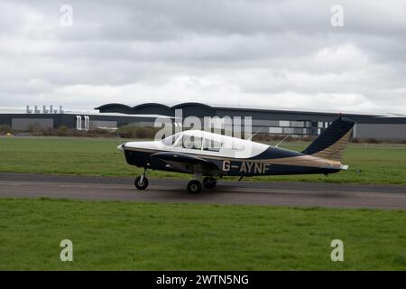 Piper PA-28-140 Cherokee à Wellesbourne Airfield, Warwickshire, UK (G-AYNF) Banque D'Images