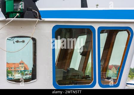 Jastarnia, une cabine de bateau de pêche avec vue sur la mairie, vue en été par une journée ensoleillée Banque D'Images