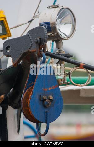 Bateau de pêche environ, équipement sur le bateau, lumière, machine de réseau, ascenseur Banque D'Images