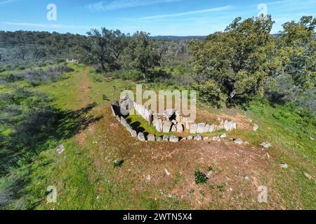 Vue aérienne du monolithe numéro 4, connu sous le nom de la Encina, qui fait partie du complexe dolmen Gabrieles, dans la municipalité Valverde del Camino, Huelv Banque D'Images