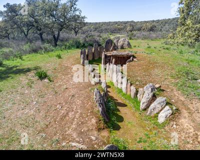 Vue aérienne du monolithe numéro 4, connu sous le nom de la Encina, qui fait partie du complexe dolmen Gabrieles, dans la municipalité Valverde del Camino, Huelv Banque D'Images