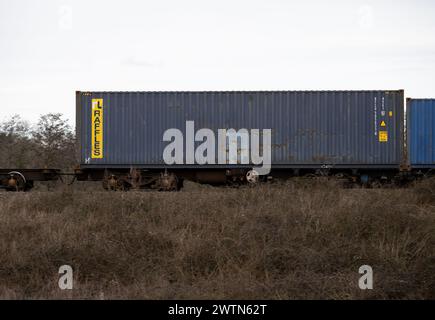 Raffles Lease conteneur d'expédition sur un train freightliner, Warwickshire, Royaume-Uni Banque D'Images