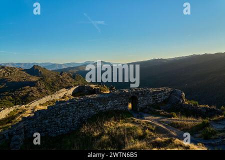 Ruines du château médiéval de Castro Laboreiro dans les montagnes du nord du Portugal à l'intérieur du parc national de Geras. Banque D'Images