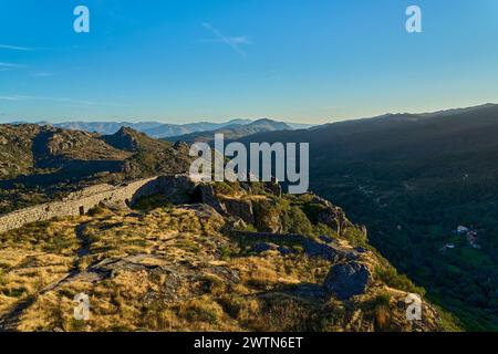 Ruines du château médiéval de Castro Laboreiro dans les montagnes du nord du Portugal à l'intérieur du parc national de Geras. Banque D'Images