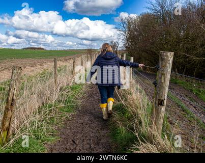 Une promenade boueuse dans la campagne du Wiltshire autour de Roundway Down près de Devizes UK Banque D'Images