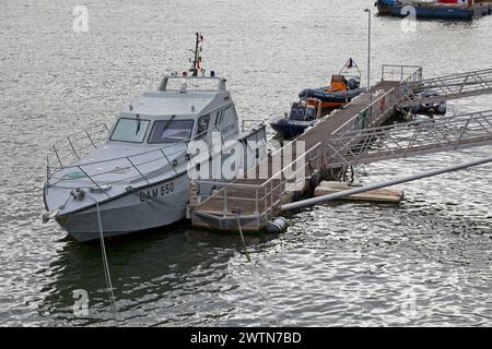 Porto, Portugal - 03 juin 2018 : bateaux de la Policia Maritima amarrés à l'extérieur du commissariat de police. Banque D'Images