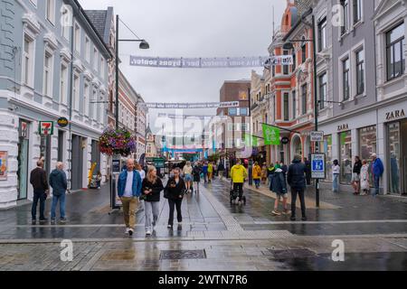 Kristiansand, Norvège - 11 juillet 2023 : Markens gate Street avec de nombreux magasins et restaurants Banque D'Images